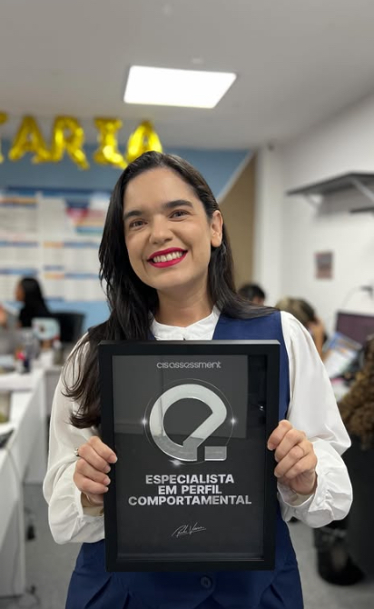Thamyres com placa de especialista em perfil comportamental