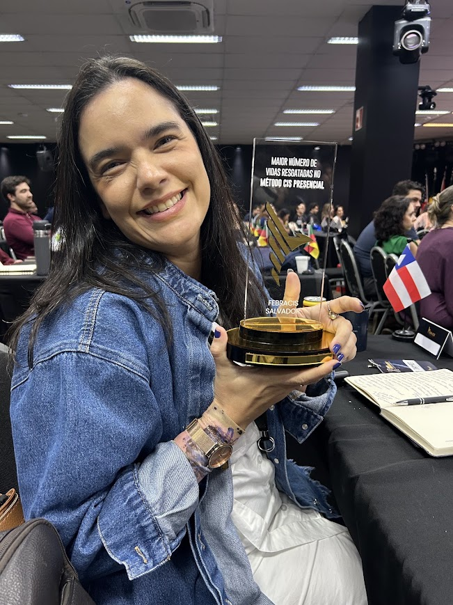Thamyres Alexandre com troféu em evento de reconhecimento