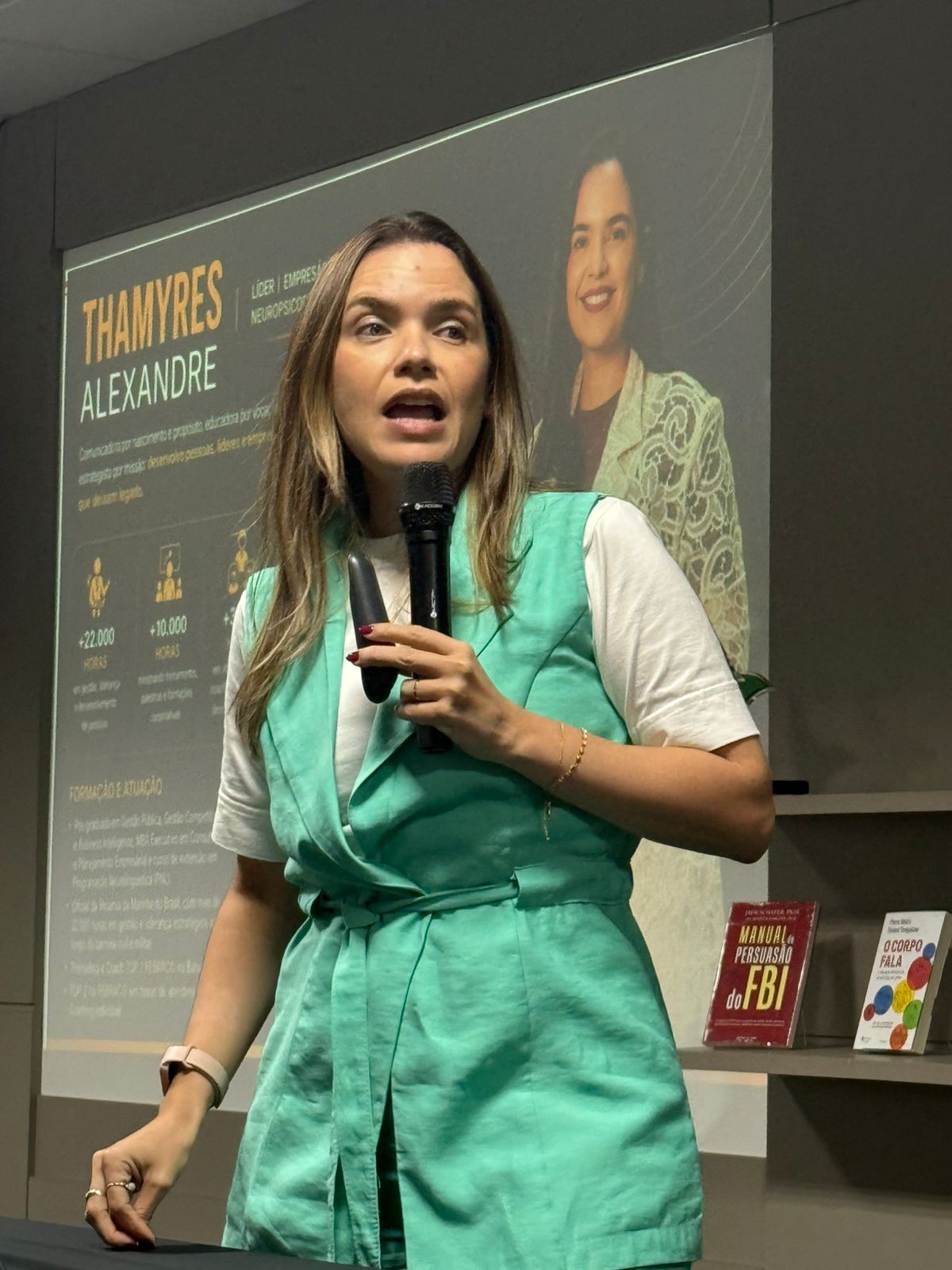 Thamyres conduzindo uma palestra com microfone